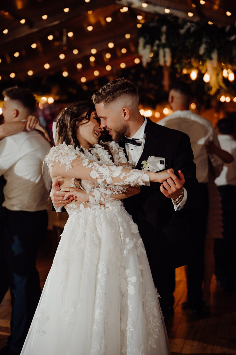 Romantyczne zdjęcie Pary Młodej z tańca w girlandach, gwiezdne niebo
